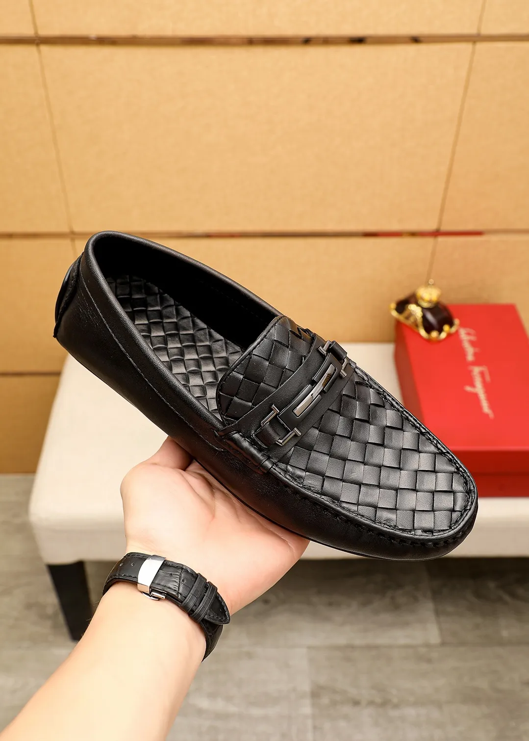 Men's shoes 💰360 💐 Product trademark: Ferragamo "Ferragamo" bean shoes Regular size: 38-44 (45.46🉑️customized) Product materials: Selected imported woven cowhide upper + classic hardware buckle, imported pig leather lining. Strong three-dimensional visual effect, original outsole color: 1⃣️color optional